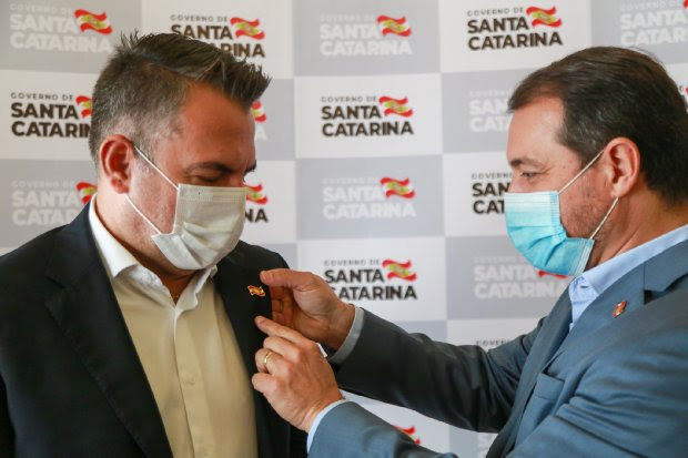Vampiro assume SE e anuncia ades&atilde;o de escola c&iacute;vico-militar em Crici&uacute;ma