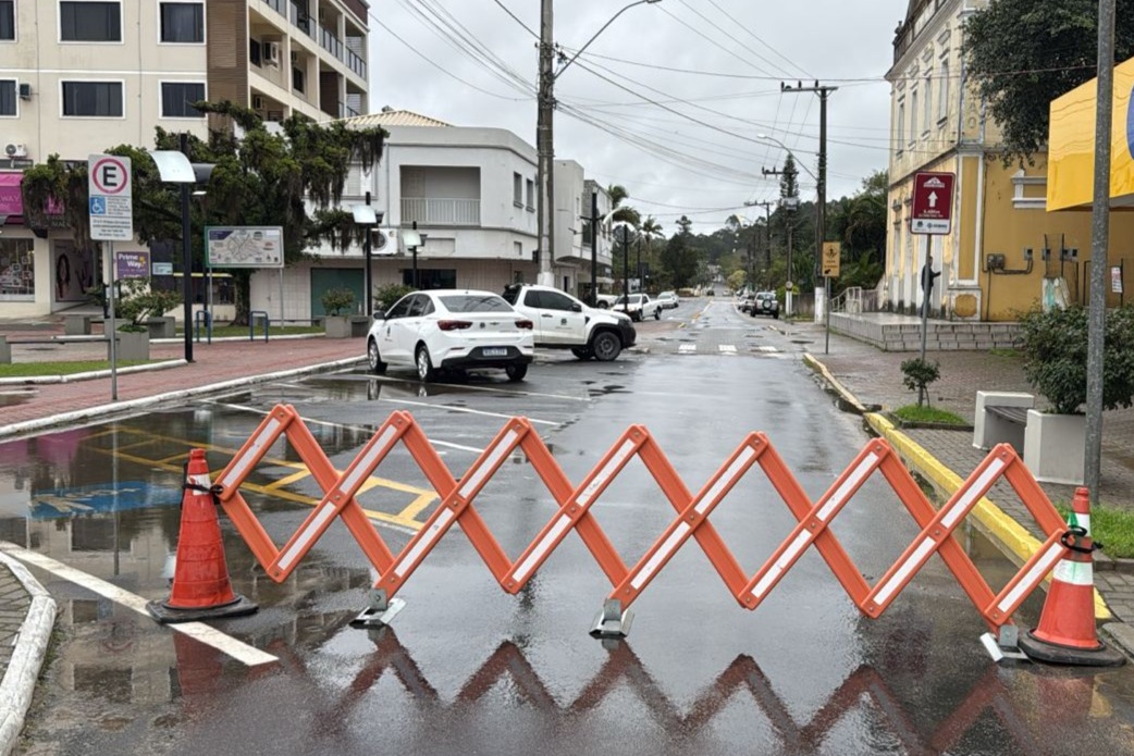 Rua &eacute; interditada para montagem de estruturas do 1&ordm; Chimarr&atilde;o e Tradi&ccedil;&atilde;o