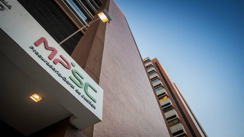 Homem que se passou por m&eacute;dium &eacute; condenado por abusar de menor