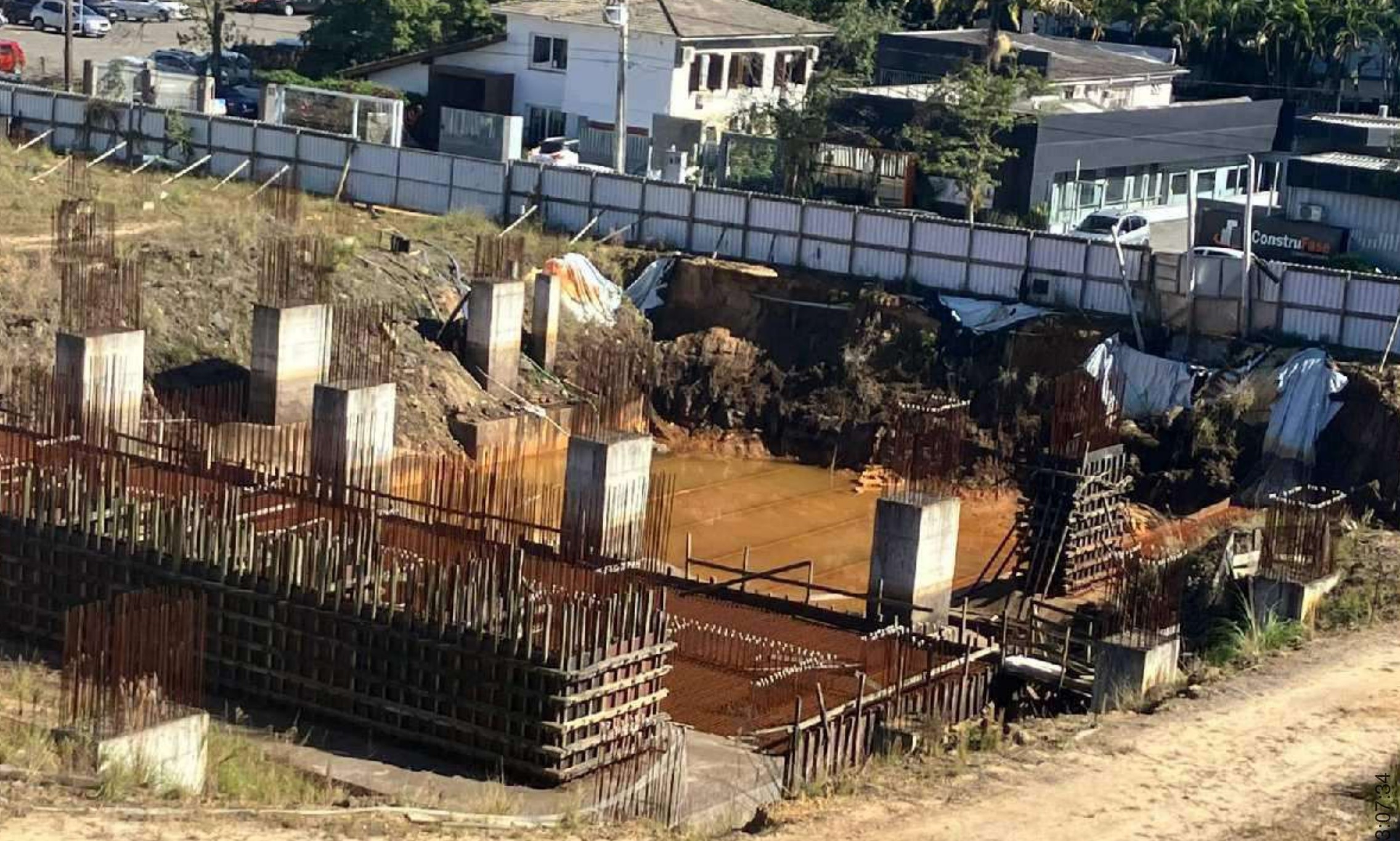 Assinatura de acordo aproxima solu&ccedil;&atilde;o para obra abandonada em Crici&uacute;ma (SC)