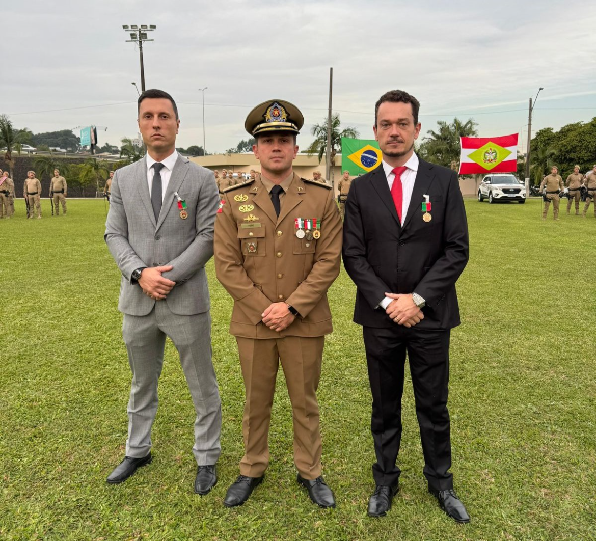 Promotores do MPSC s&atilde;o condecorados pela Pol&iacute;cia Militar em Crici&uacute;ma (SC)