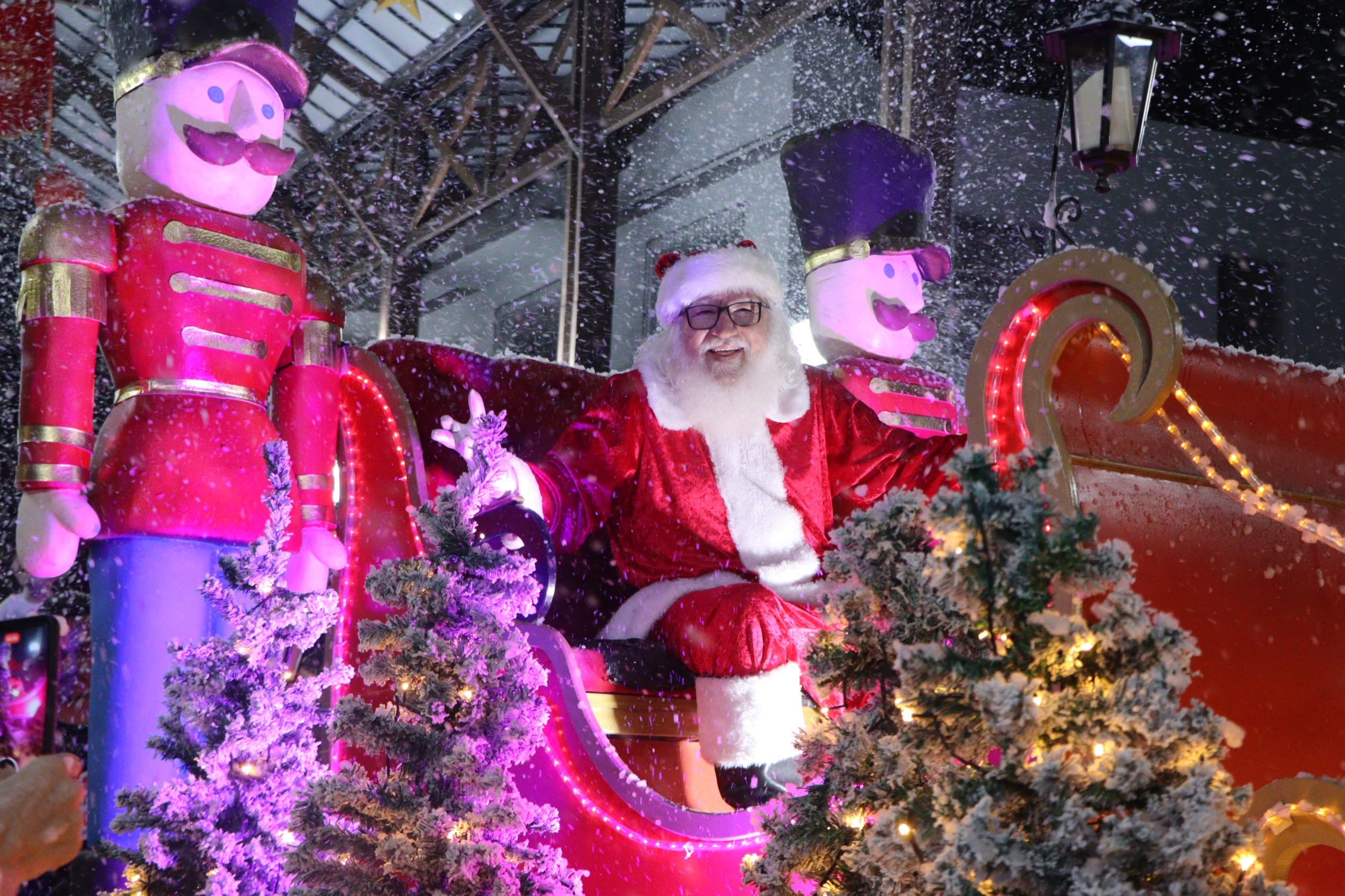 Desfile de Natal em Forquilhinha (SC) encanta a comunidade 