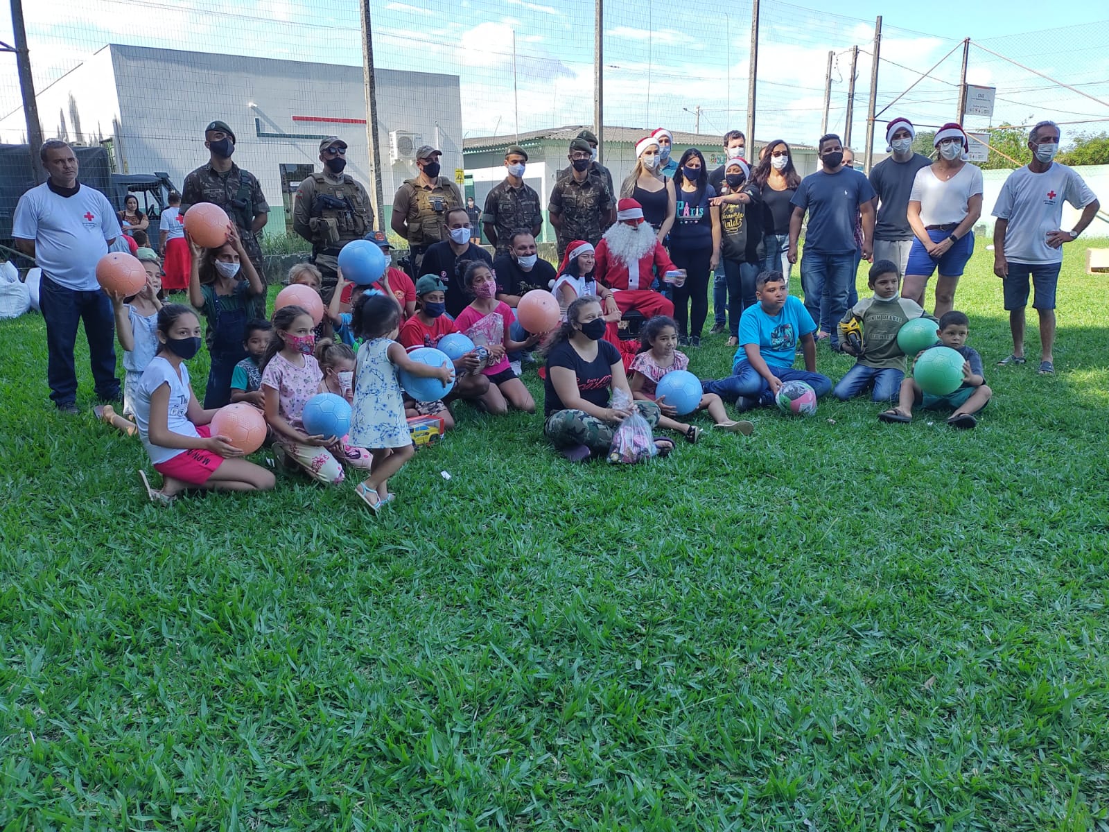 Crian&ccedil;as e adolescentes do CRAS de Forquilhinha recebem presentes de Natal