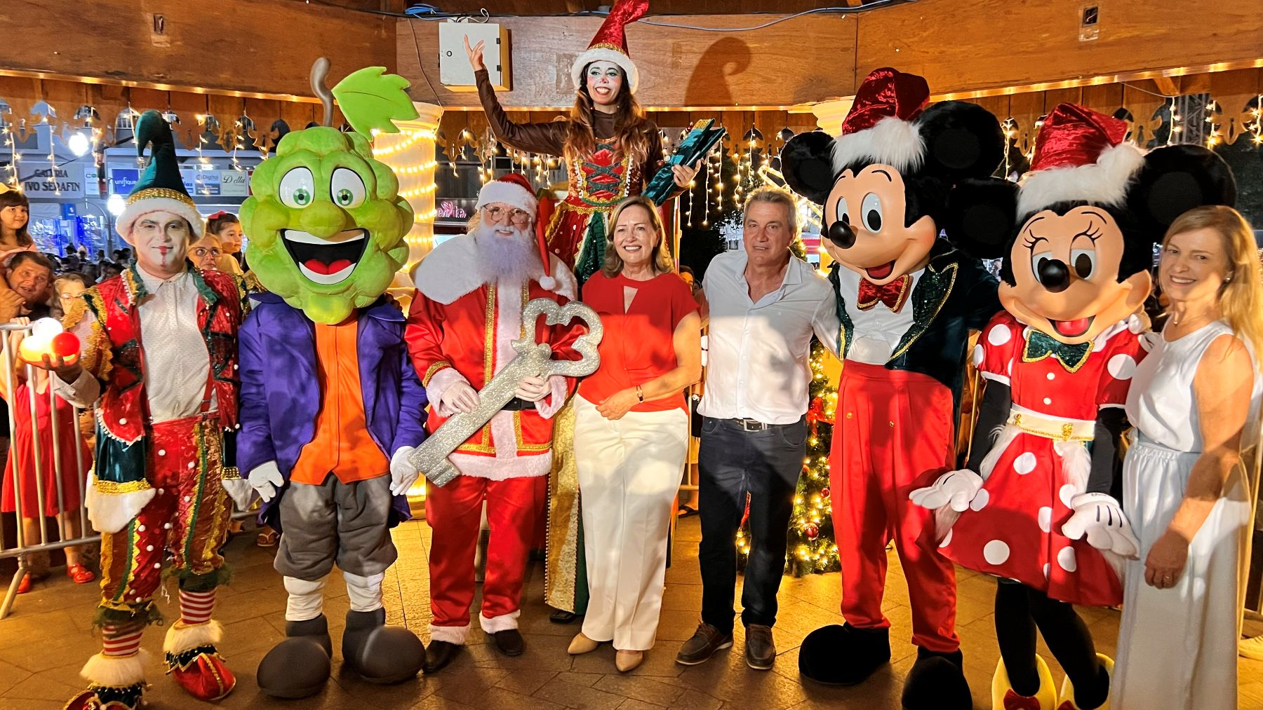 Chegada do Papai Noel e atra&ccedil;&otilde;es abrem a programa&ccedil;&atilde;o de Natal em Urussanga (SC)