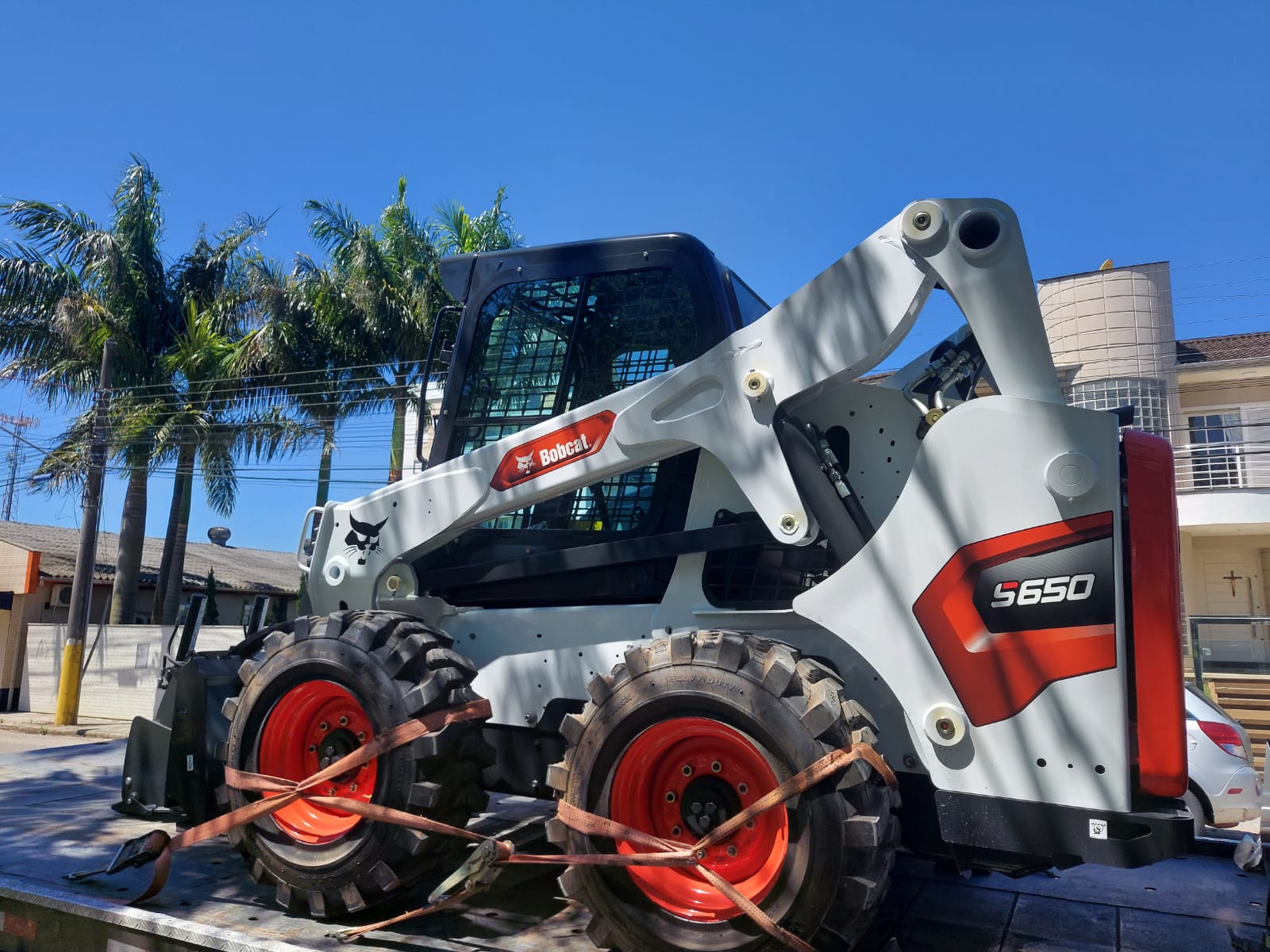 I&ccedil;ara compra a primeira mini p&aacute; carregadeira de sua hist&oacute;ria