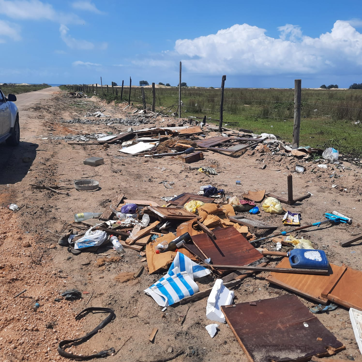 Acesso &agrave; praia de Rinc&atilde;o (SC) continua sendo usado como dep&oacute;sito de lixo