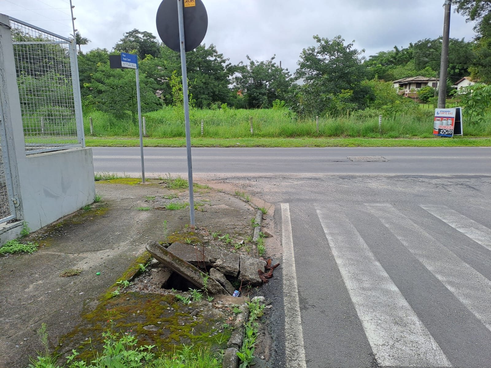 Boca-de-lobo situada no Centro de I&ccedil;ara (SC) precisa de reparo