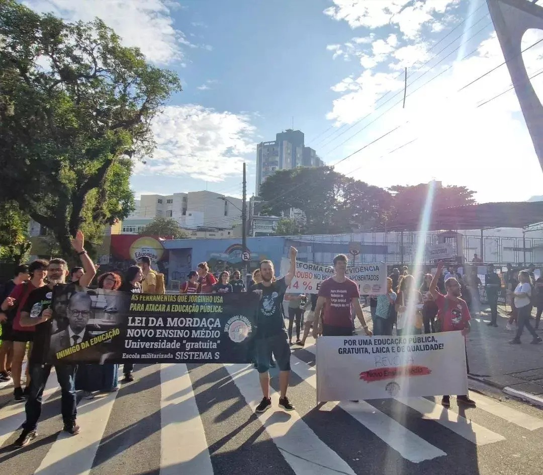 Pelo Estado: Governador reconsidera, mas greve na educa&ccedil;&atilde;o continua