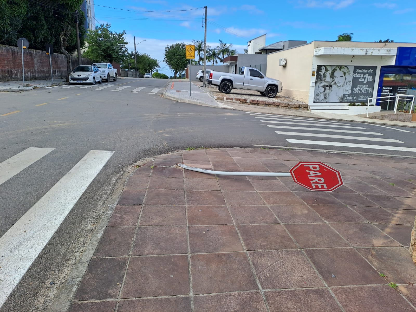 Placa de sinaliza&ccedil;&atilde;o quebrada em esquina do Bairro Primeiro de Maio