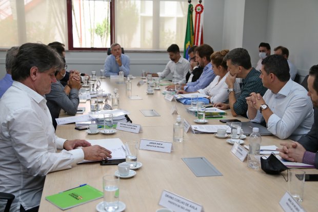 Governo de SC re&uacute;ne 11 prefeitos para analisar projetos do Plano 1000