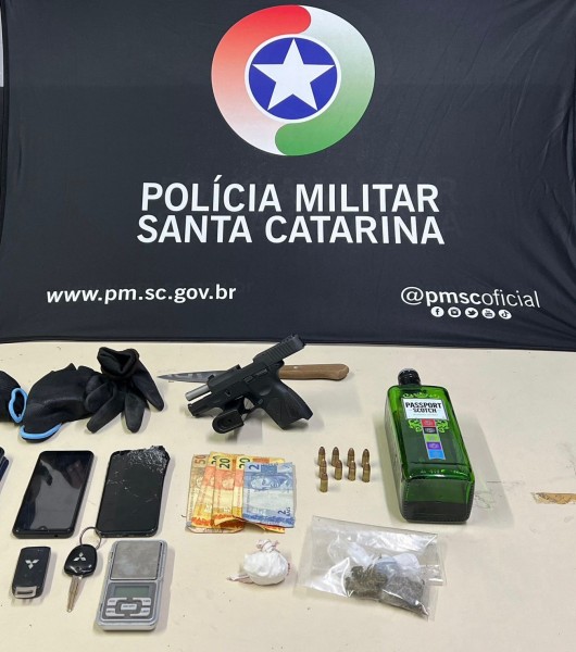 Jovem &eacute; preso em Balne&aacute;rio Rinc&atilde;o (SC) drogas e arma de fogo em casa