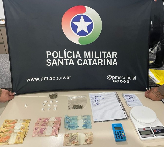 Pol&iacute;cia Militar prende jovem por tr&aacute;fico de drogas em Balne&aacute;rio Rinc&atilde;o (SC)