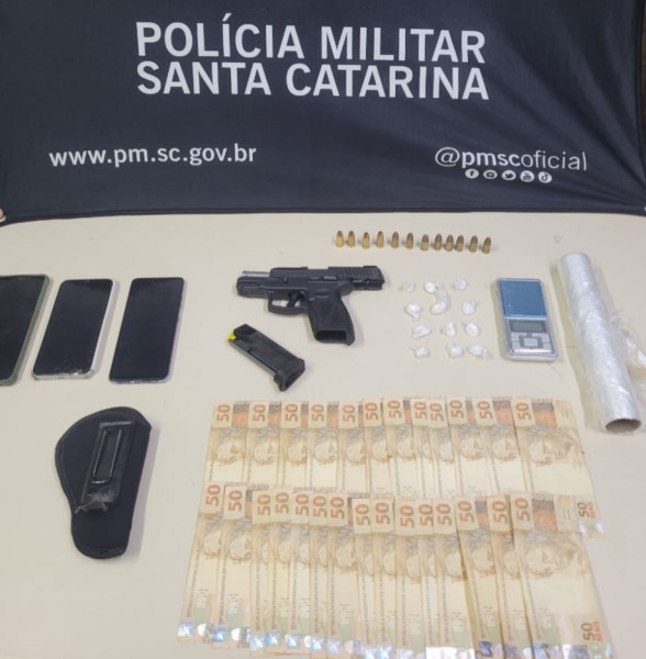 PM prende homens por tr&aacute;fico de drogas e porte ilegal de arma de fogo em I&ccedil;ara (SC)