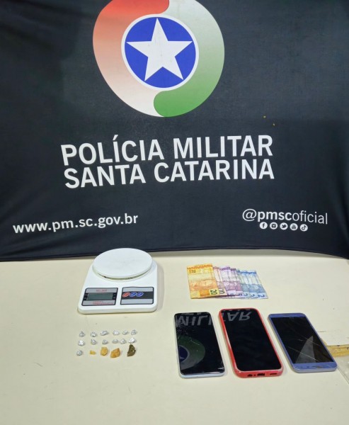 PM encontra drogas com jovem e menores em Balne&aacute;rio Rinc&atilde;o (SC)