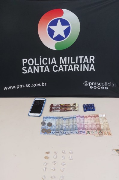 Pol&iacute;cia Militar prende jovem por suspeita de tr&aacute;fico de drogas em I&ccedil;ara (SC)