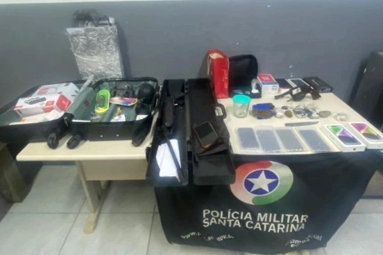 Pol&iacute;cia Militar prende quatro pessoas por recepta&ccedil;&atilde;o e tr&aacute;fico de drogas
