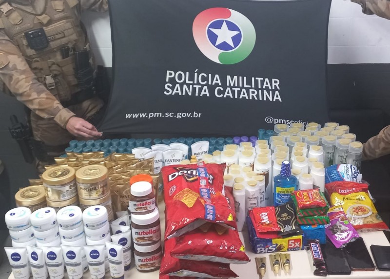 Dupla ga&uacute;cha &eacute; presa com produtos furtados no Munic&iacute;pio de I&ccedil;ara (SC)
