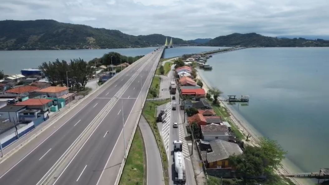 Tr&aacute;fego de ve&iacute;culos segue desviado para antiga ponte de Laguna