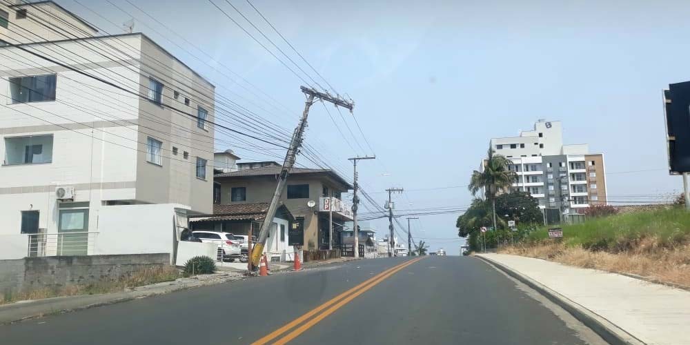 Poste &eacute; atingido por ve&iacute;culo na Rua Vit&oacute;ria no Centro de I&ccedil;ara