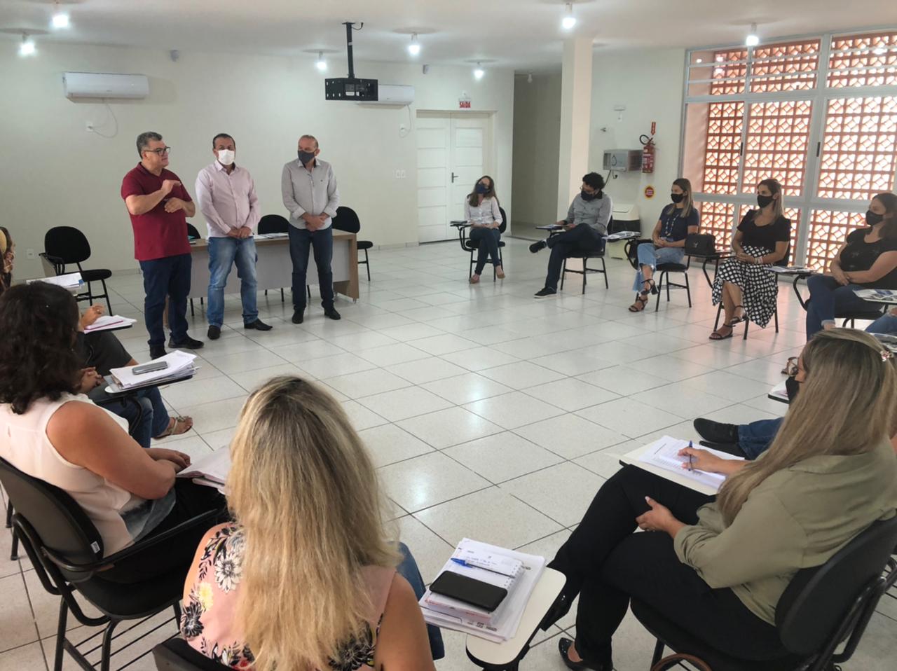 Neguinho e Chile re&uacute;ne coordena&ccedil;&atilde;o da educa&ccedil;&atilde;o para definir diretrizes do ano letivo