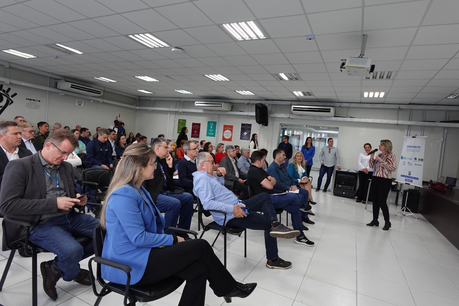 Programa Novos Caminhos &eacute; apresentado durante Caf&eacute; com Empres&aacute;rios 