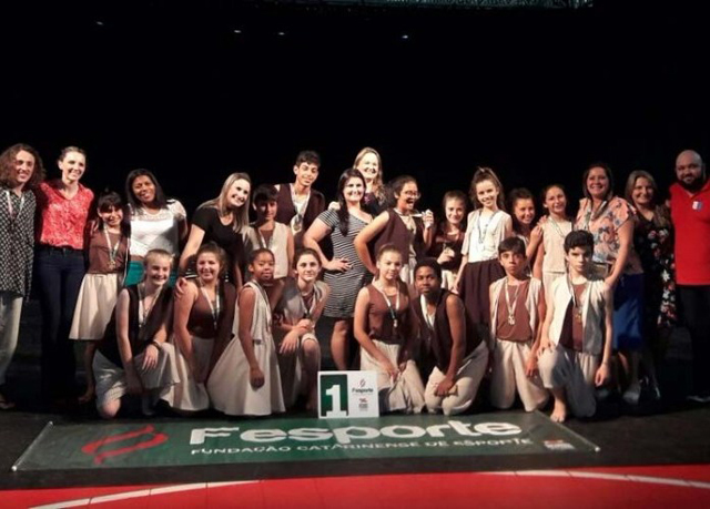 Alunos da Maria da Gl&oacute;ria avan&ccedil;am no Dan&ccedil;a Catarina