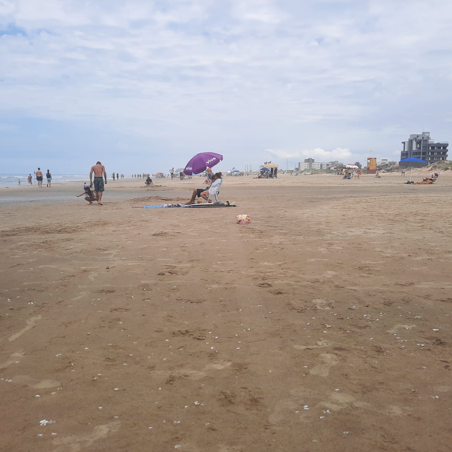 Domingo de tempo nublado e &aacute;gua gelada em Balne&aacute;rio Rinc&atilde;o