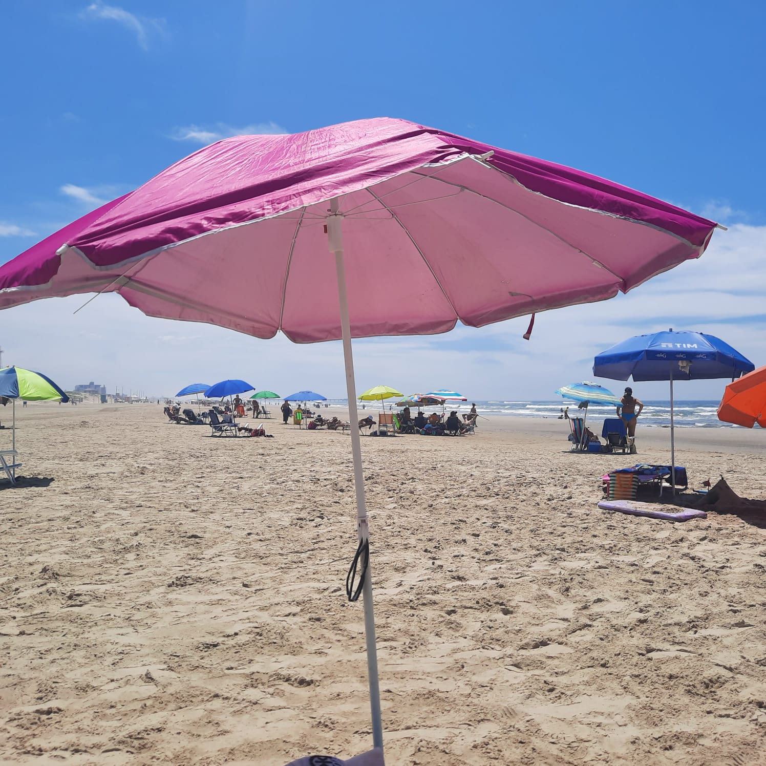 Sol e poucas pessoas na praia nesta ter&ccedil;a-feira em Balne&aacute;rio Rinc&atilde;o