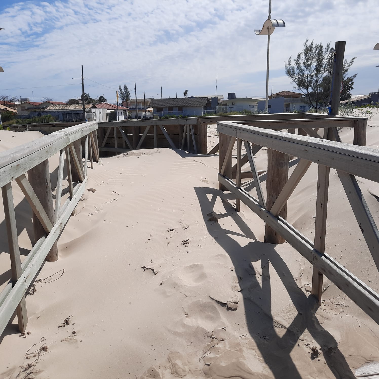 Areia est&aacute; invadindo passarela de acesso a praia em Balne&aacute;rio Rinc&atilde;o