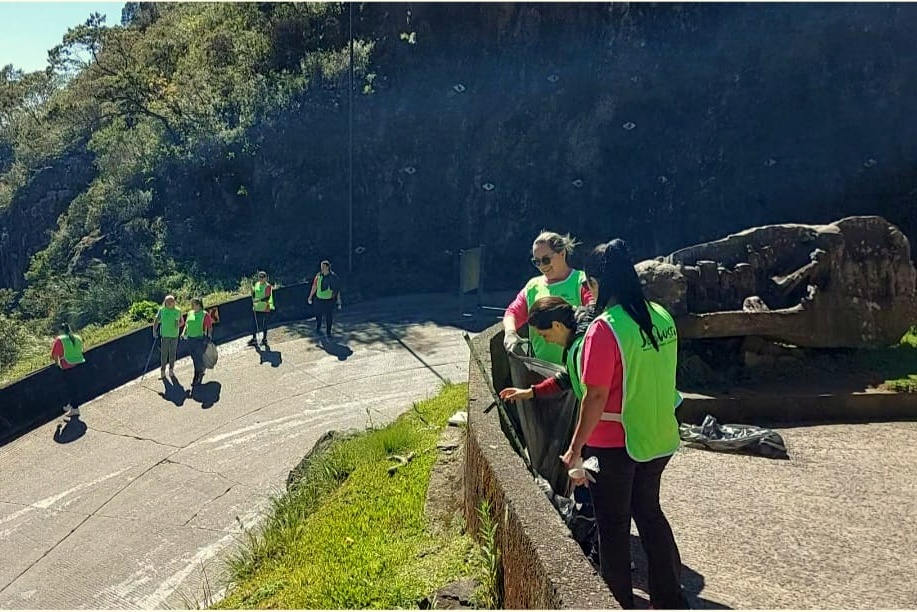 Unibave participa da limpeza da Serra do Rio do Rastro em Lauro M&uuml;ller