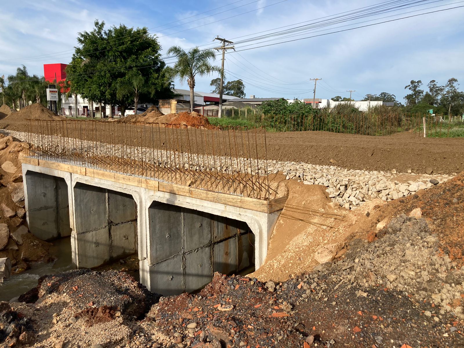 Passagem de ve&iacute;culos &eacute; liberada na obra da ponte da Lino Zanolli