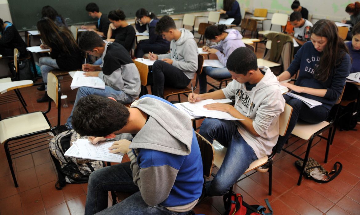 Governo Federal abre consulta p&uacute;blica sobre novo ensino m&eacute;dio