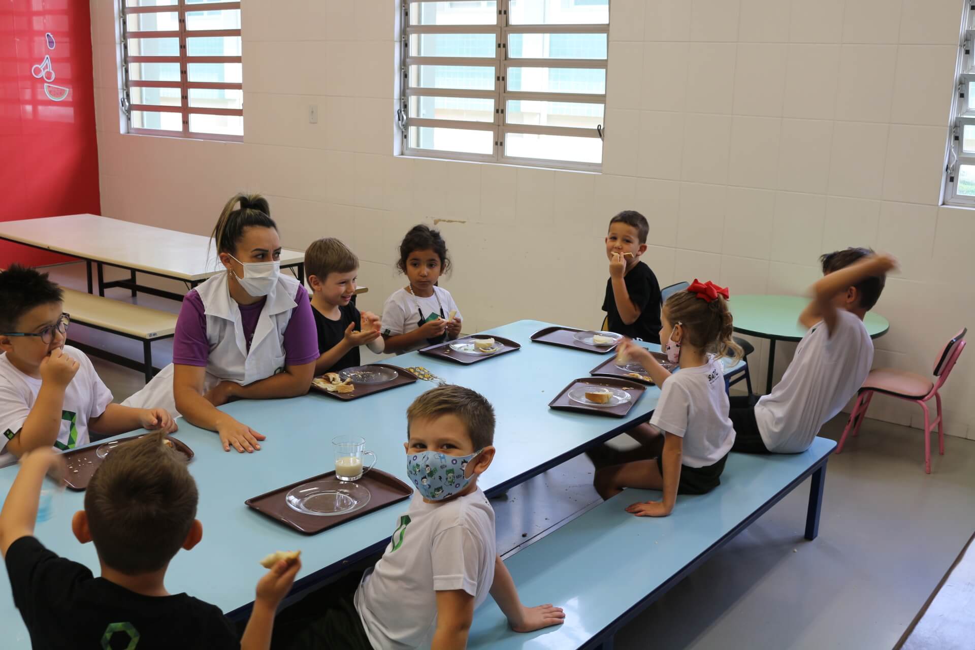 Crian&ccedil;as da Satc aprendem a ter autonomia na escolha dos alimentos 