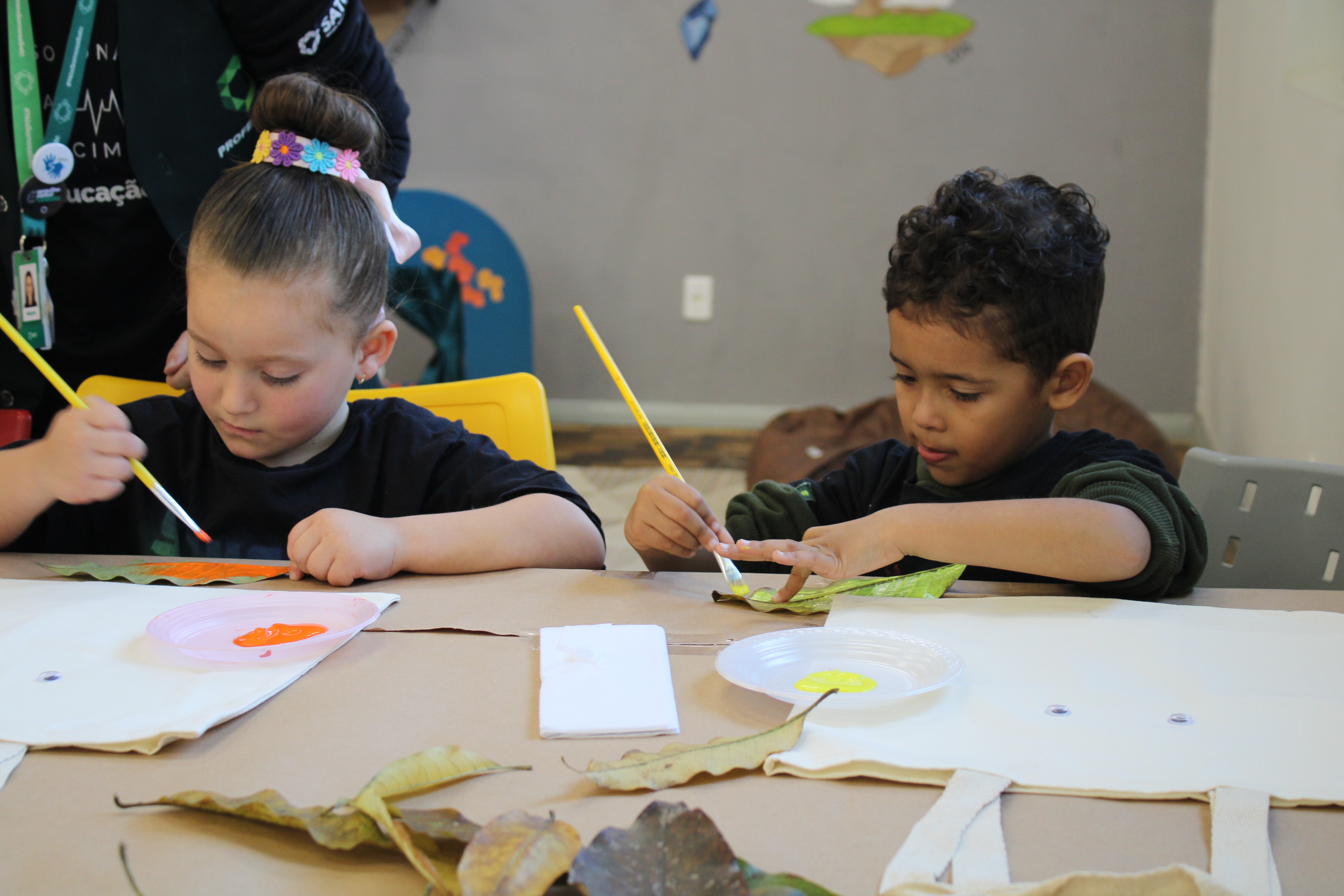 Alunos do Col&eacute;gio Satc confeccionam sacolas retorn&aacute;veis com curso de Design 