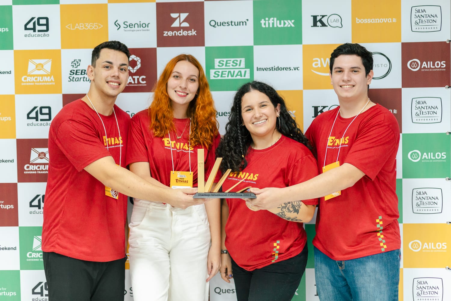 Alunos e professora da UniSatc s&atilde;o premiados no Startup Weekend Crici&uacute;ma
