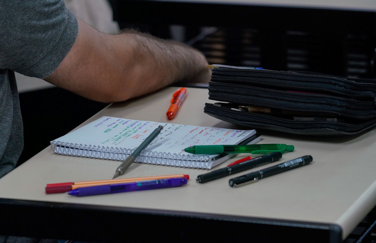 Lan&ccedil;ado Disque-Den&uacute;ncia 0800 para os programas Universidade Gratuita e Fumdesc