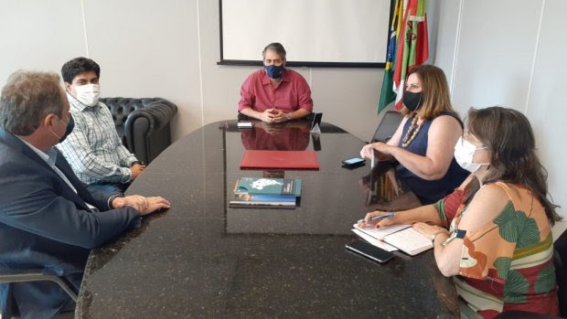 Coronav&iacute;rus em SC: Sa&uacute;de debate vacina&ccedil;&atilde;o contra Covid-19 no estado