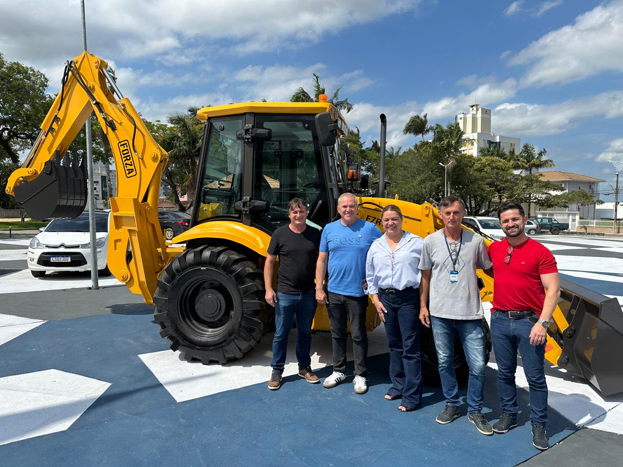 Secretaria de Agricultura de I&ccedil;ara (SC) recebe uma retroescavadeira