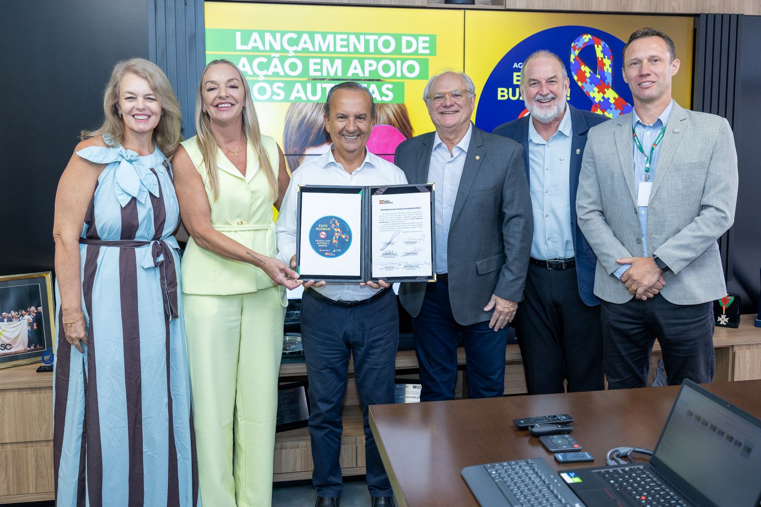 Santa Catarina lan&ccedil;a selo Pessoa com Autismo a Bordo com distribui&ccedil;&atilde;o gratuita