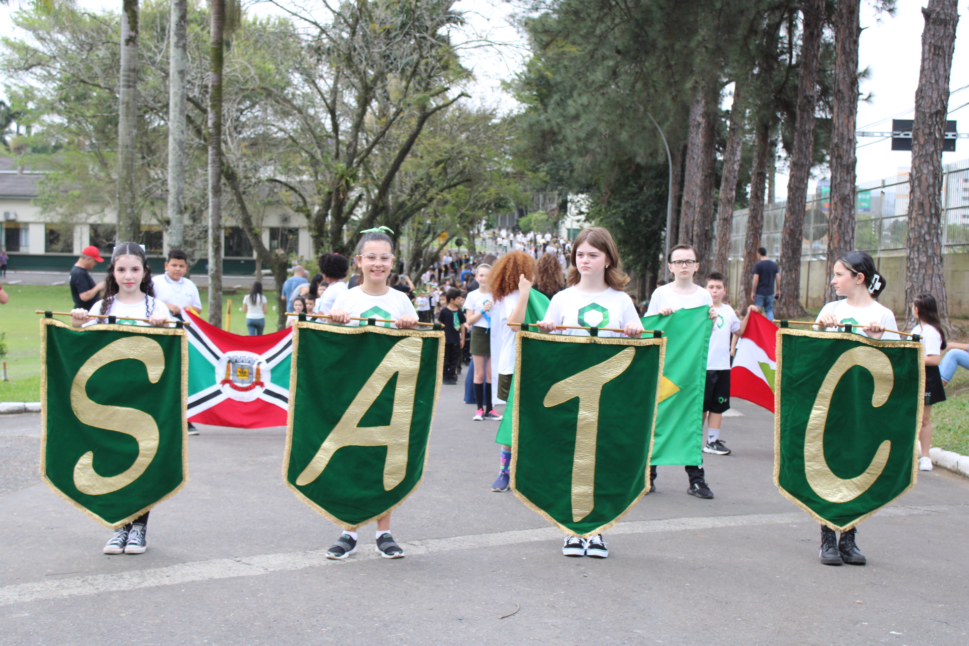 Col&eacute;gio Satc d&aacute; in&iacute;cio a semana da p&aacute;tria com desfile c&iacute;vico em Crici&uacute;ma (SC) 