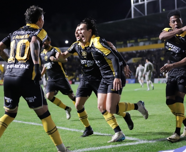 Crici&uacute;ma E.C. vence Athl&eacute;tico Paranaeense e reorna a sexta coloca&ccedil;&atilde;o