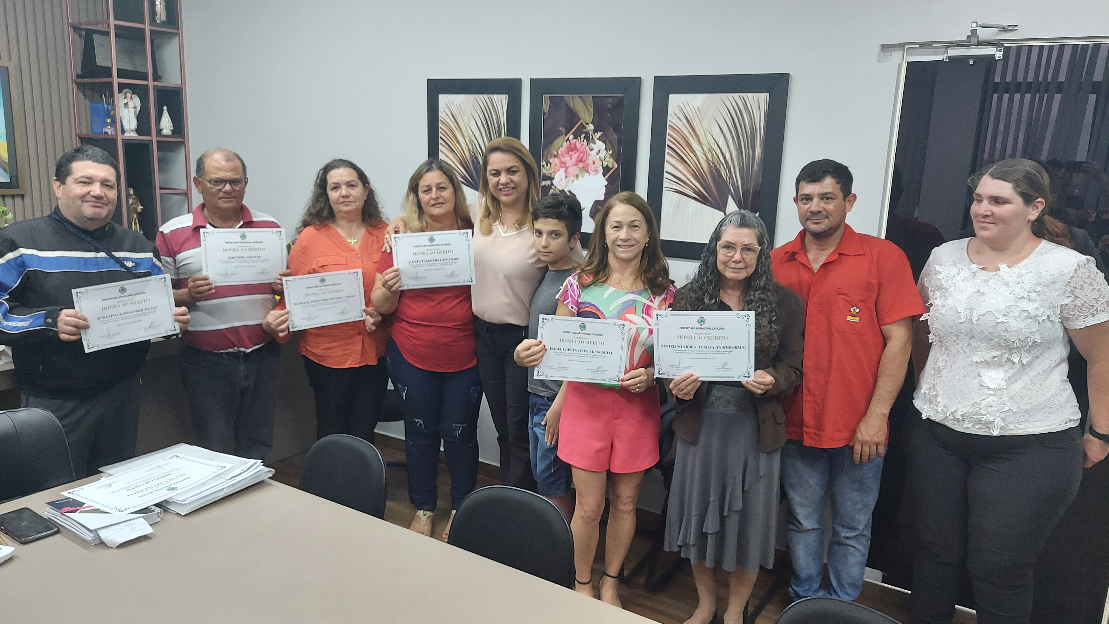 Servidores aposentados recebem diploma por servi&ccedil;os prestados