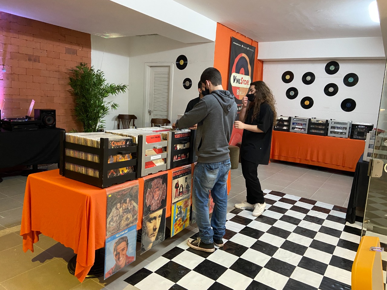 S&aacute;bado com atra&ccedil;&otilde;es de colecionismo e Vinil Store no Shopping Della em Crici&uacute;ma