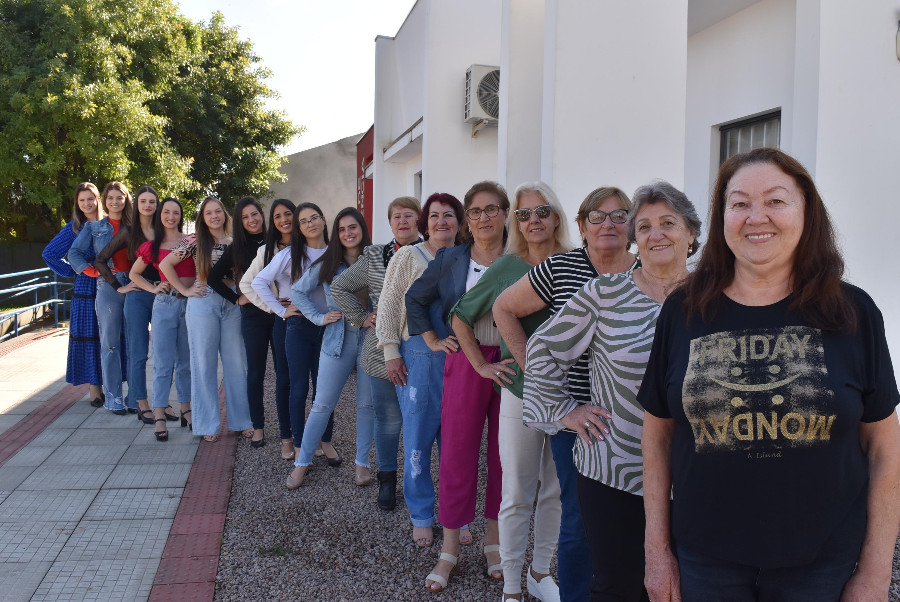 Candidatas &agrave; Corte da 22&ordf; Festa do Colono de Sider&oacute;polis (SC) se preparam para concurso 