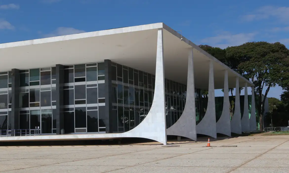Moraes pede que defesa de Collor explique desligamento de tornozeleira