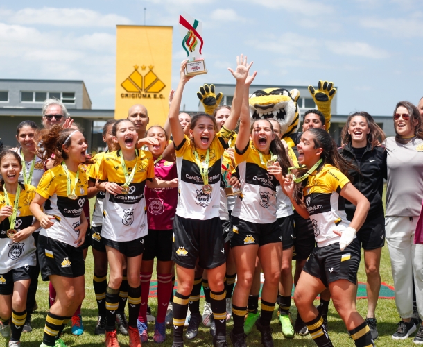 Equipe feminina do Crici&uacute;ma E.C. &eacute; campe&atilde; do Catarinense Escolar