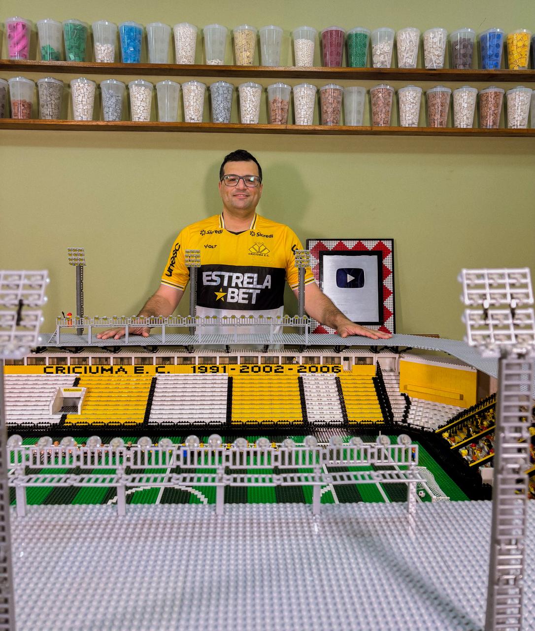 Torcedor homenageia os 70 anos do Crici&uacute;ma E.C com r&eacute;plica em lego do HH