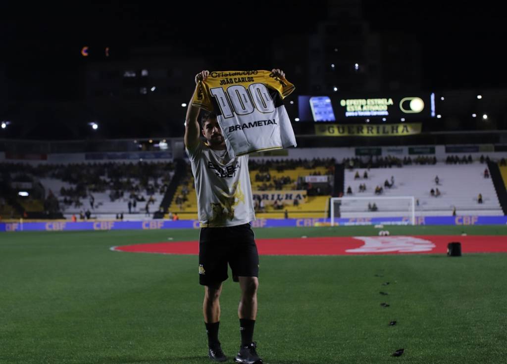 Jo&atilde;o Carlos recebe homenagem pelo jogo 100 com a camisa do Tigre