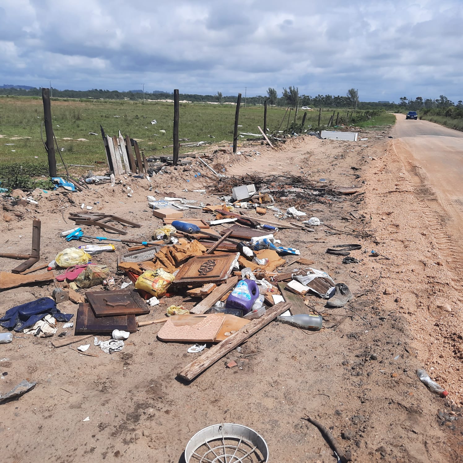 Acesso &agrave; beira-mar de Balne&aacute;rio Rinc&atilde;o est&aacute; sendo usado como lix&atilde;o