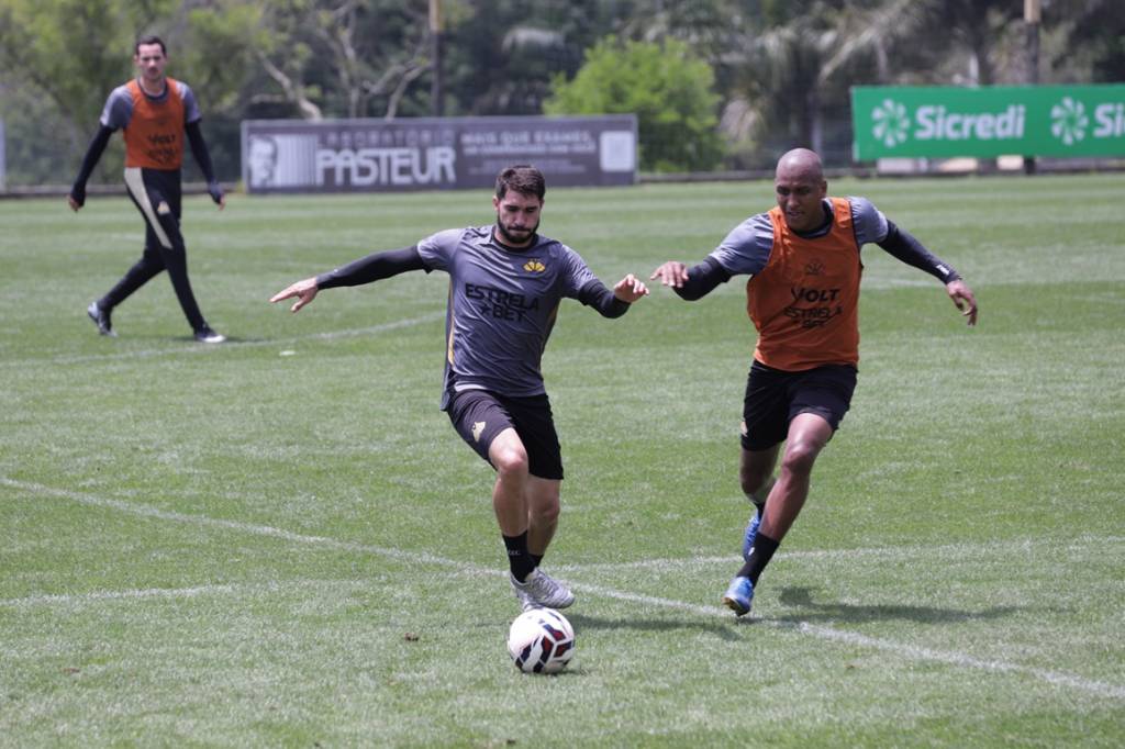 Atletas do Crici&uacute;ma E.C.&Ccedil; realizam treino t&eacute;cnico e t&aacute;tico no CT